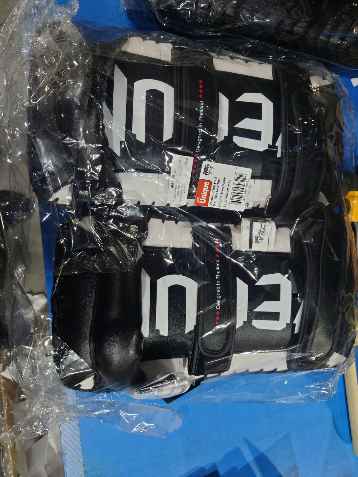 【アウトレット／外装破れあり】VENUM ジャイアント キックパッド ブラック×アイス（左右セット）